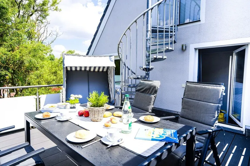 In der Ersten Etage Befindet Sich ein Großes Schlafzimmer mit Direktem Zugang zu - Image 1