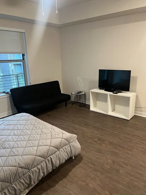 Clean Downtown Studio - Image 1