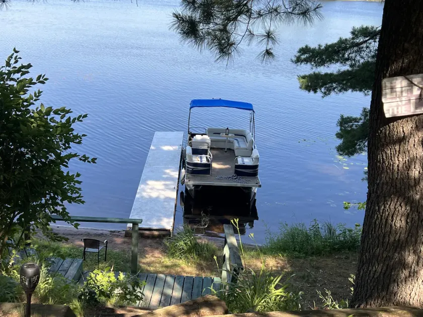 Lake Front 3 Bedroom cabin with FREE use of pontoon.  - Image 1