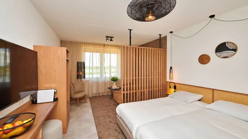 Lake View Hotel Room 2p - Image 1
