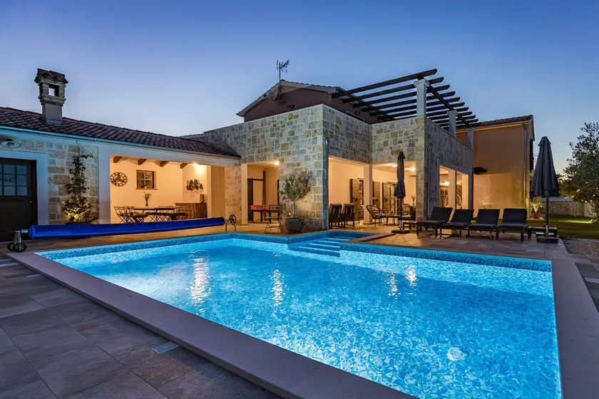 Villa Cirka in Central Istria for 14 persons with a 36 m2 heated pool, gaming & activities for kids and adults - Image 1