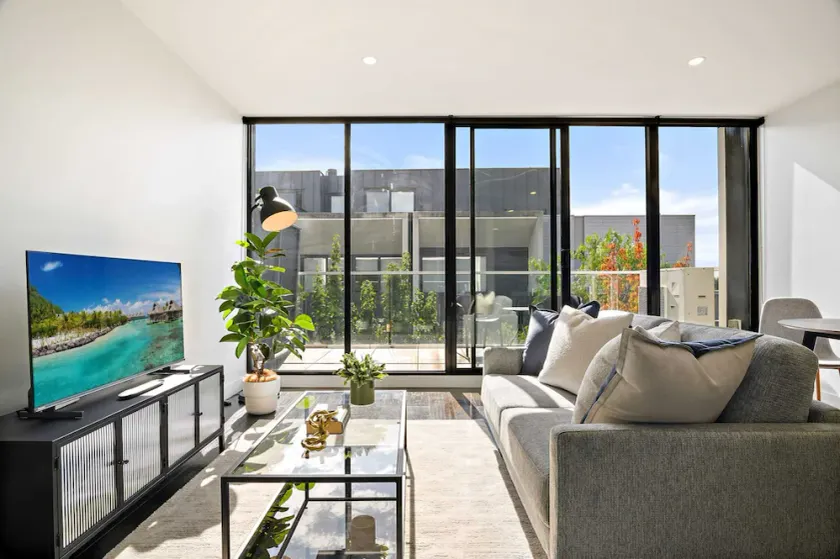 Bright 1BR Apartment Near Maribyrnong River - Image 1