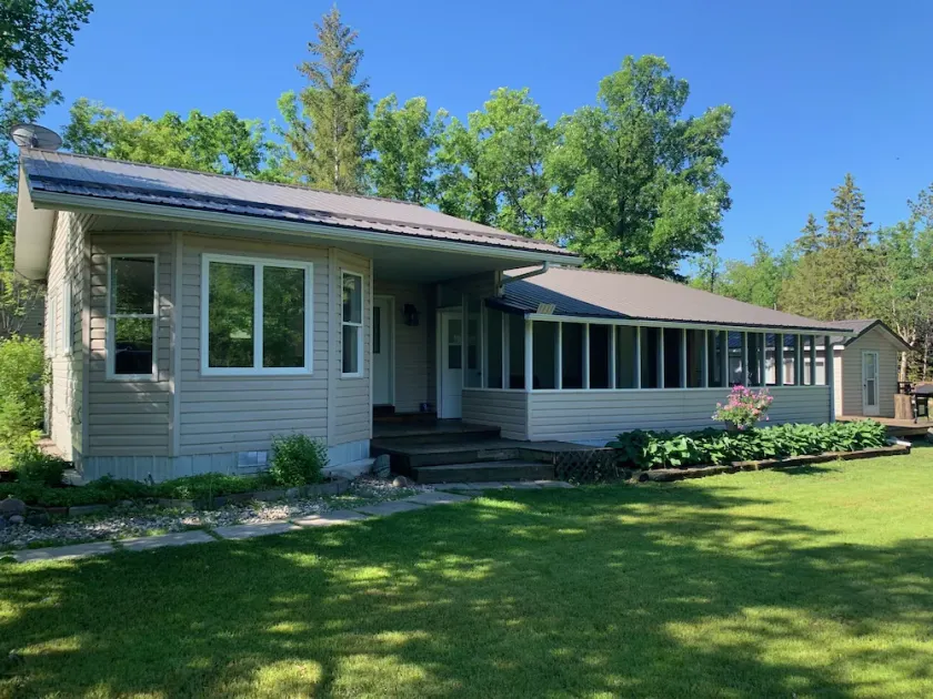 Cozy cabin just a few minutes walk from St. Malo Provincial Park & Beach! - Image 1