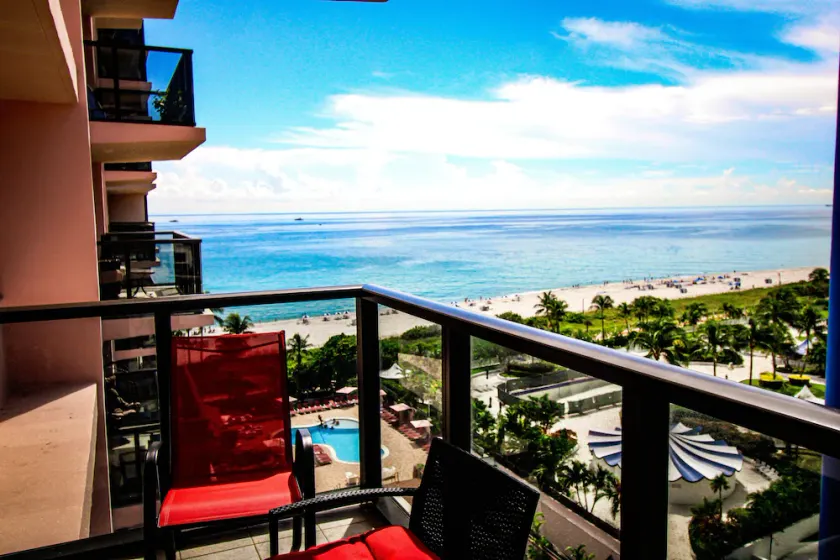 Invitant condo avec piscine et accès à la plage - Image 1
