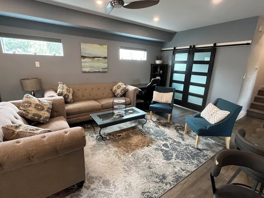 Modern 3 bedroom luxury retreat! Wine bar, upper deck, lower patio! - Image 1
