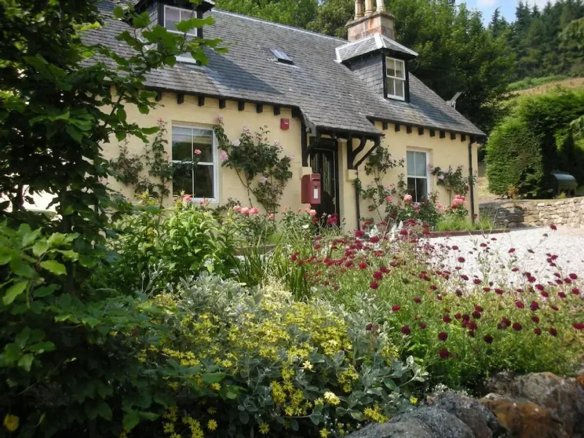 Former Lodge House to Swordale Castle - Image 1