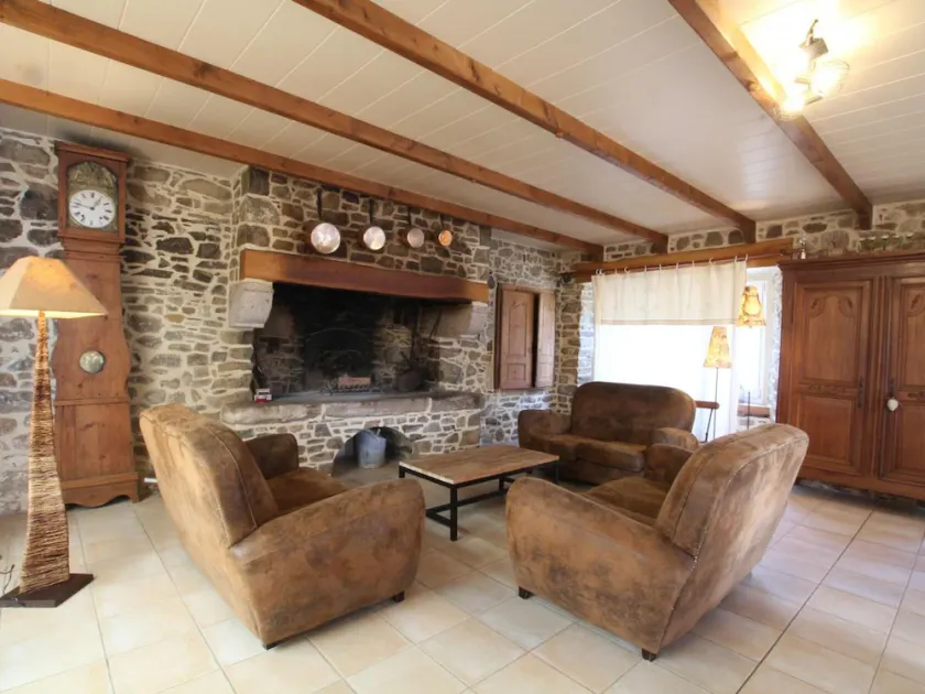 Cozy Cottage with Fireplace, Garden, and Game Room near the Sea - Image 1