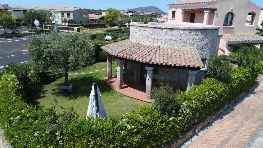 Wonderful head-end villa with large garden and solarium - Image 1