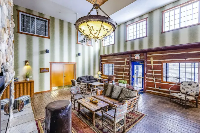 Downtown Proximity! Award-Winning Hotel with Homely Comfort & Rustic Charm - Image 1