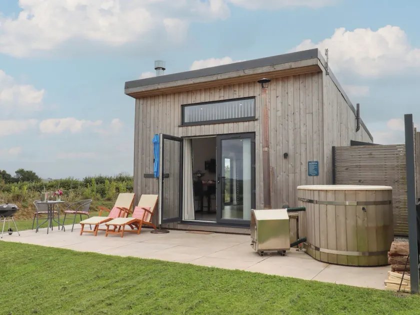 THE CADELEIGH, romantic, with hot tub in Tiverton - Image 1