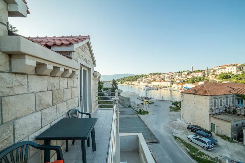 Apartamento para dos personas con terraza y vista al mar Povlja, Brac (A-12352-a) - Image 1
