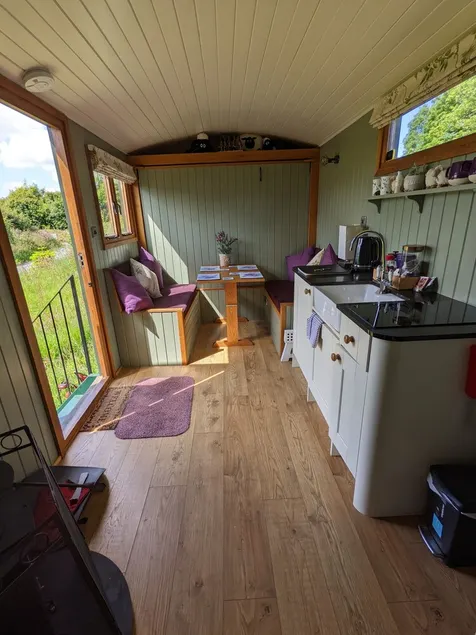 Fabulous family Shepherd's hut.Pet friendly. Electric hot tub bookable extra - Image 1