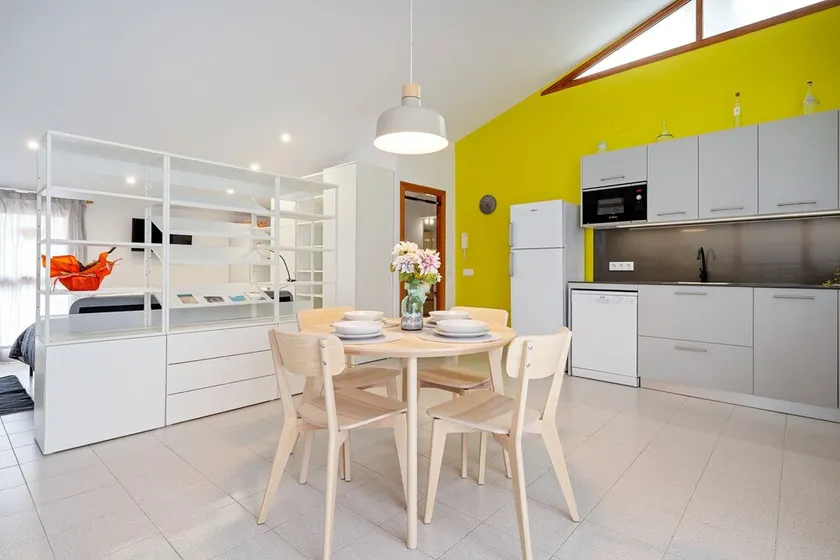 Apartamento 'Loft El Til-ler' com terraço privado e Wi-Fi - Image 1
