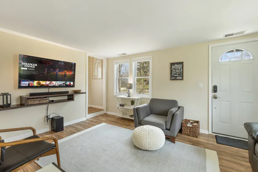 East Lansing 2BR steps from MSU — Private patio - Image 1