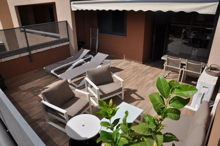 Rummelig lejlighed, stor terrasse (36m2), opvarmet pool, havudsigt (300m) - Image 1
