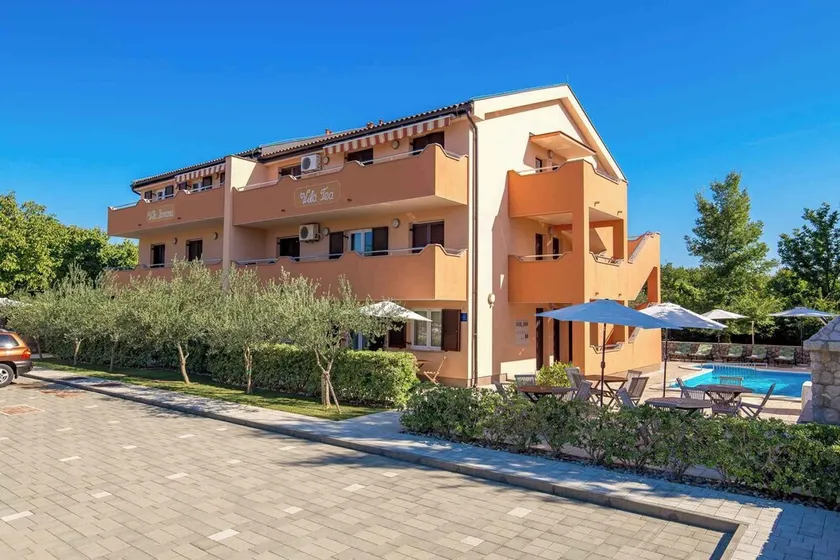 Holiday apartment with pool - Image 1