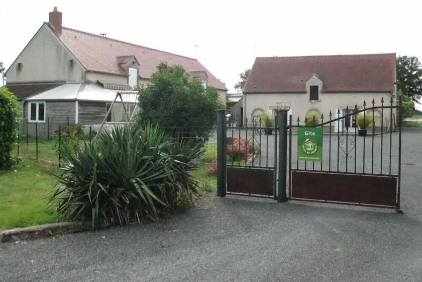 Charming Farmhouse Near Woods & Canal - Ideal for Families, Sleeps 9 - Image 1