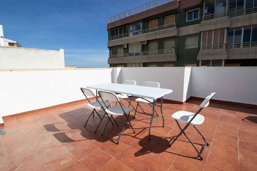 Apartment with terrace and views of the beach - Image 1