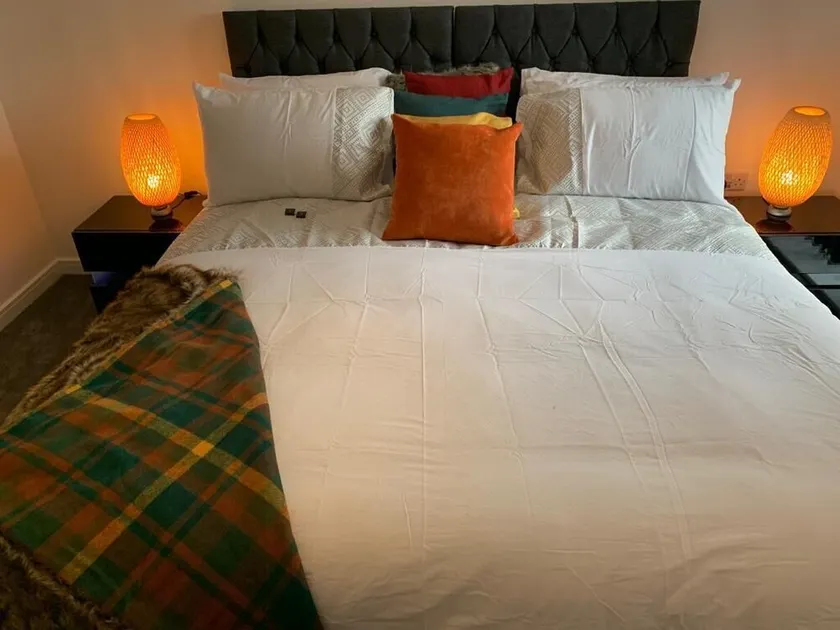Spectacularly furnished two bed flat with balcony - Image 1