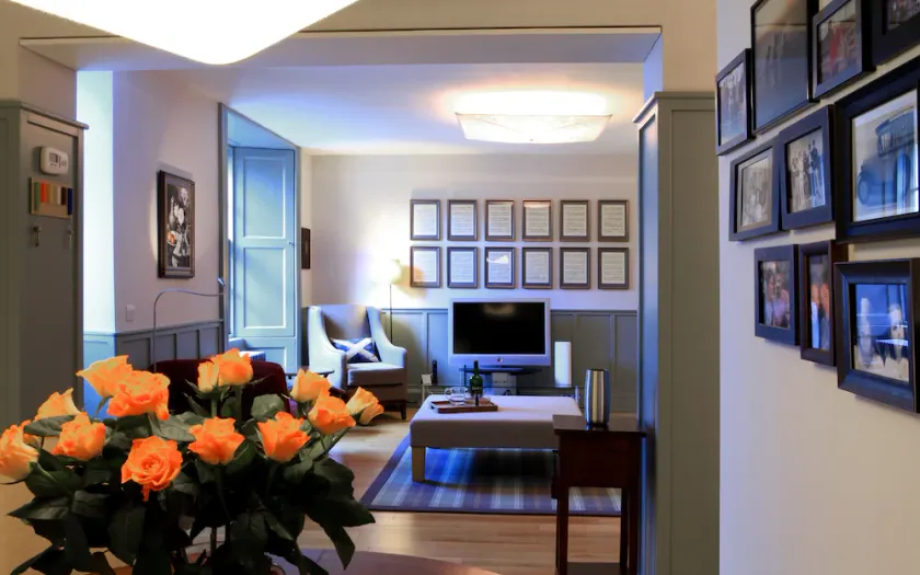 Delightful city-centre maindoor flat - bright and sunny with private courtyard - Image 1