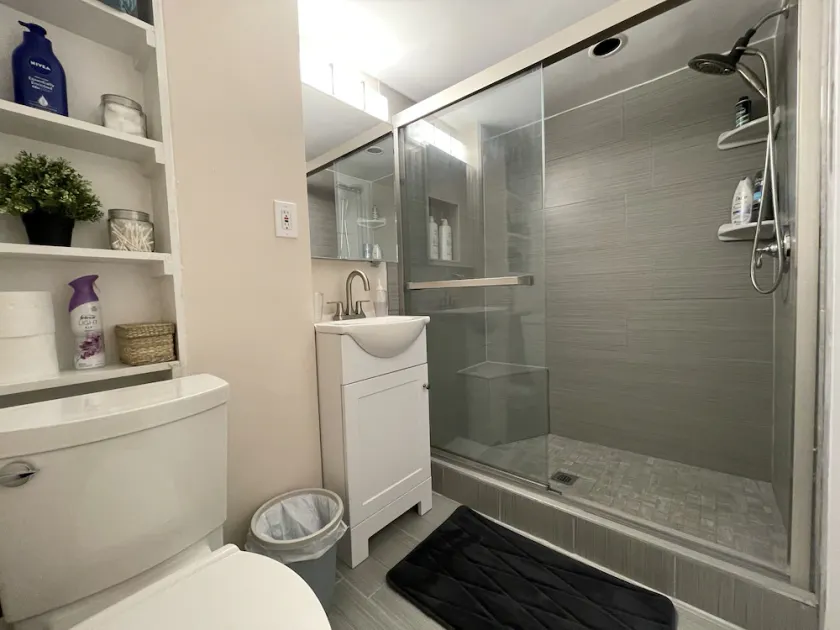Luxury Suite. Conveniently Located. Free Parking. - Image 1