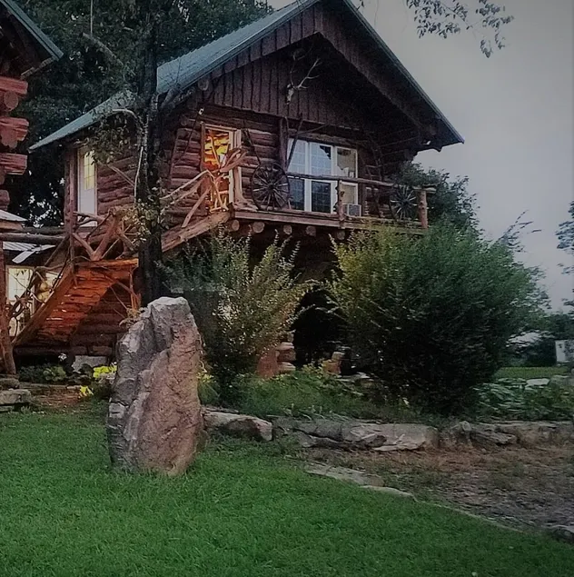 Handmade Arkansas Red Tree Treehouse - Image 1