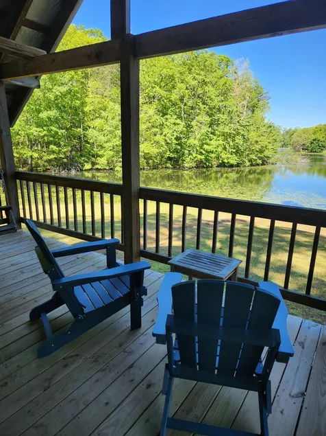 Reel Simple LAKEFRONT Cabin has kayaks for guests to enjoy on the lake! - Image 1