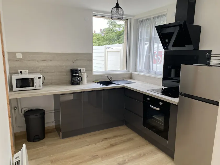 Pleasant town house with free parking - Image 1