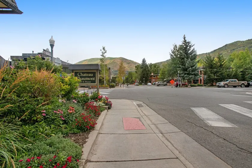 Chateau Chaumont Unit 9, Second-Floor Corner Condominium with Prime Location in Aspen - Image 1