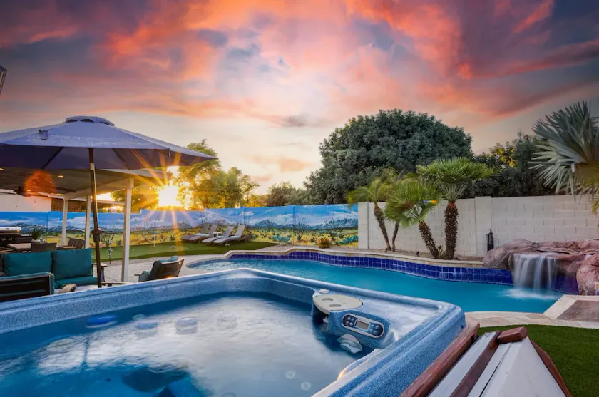 4BR w pool, fire pit, 3 king rooms - Image 1