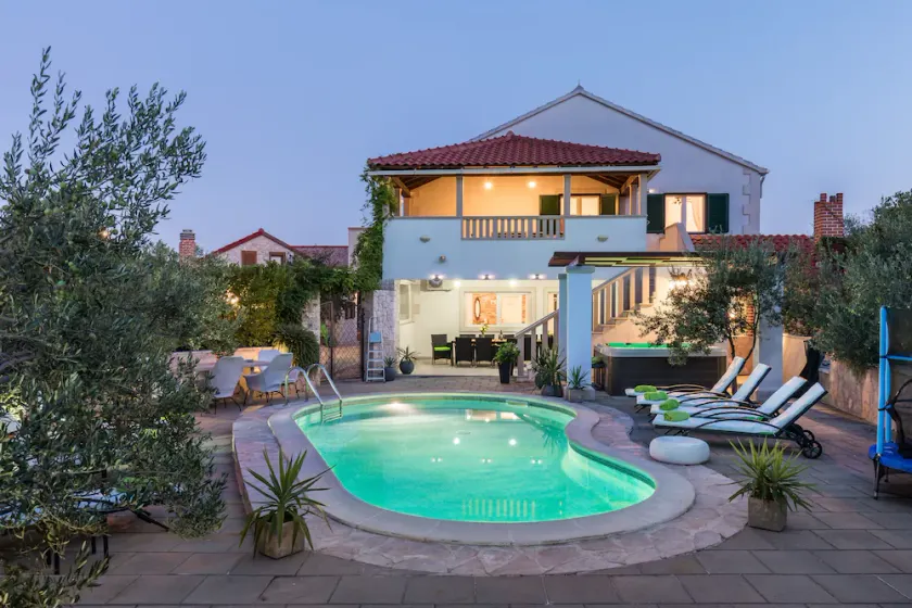 luxurios og komfortable Villa / Island Brač / med pool, jacuzzi / tranpol / 14 personer - Image 1