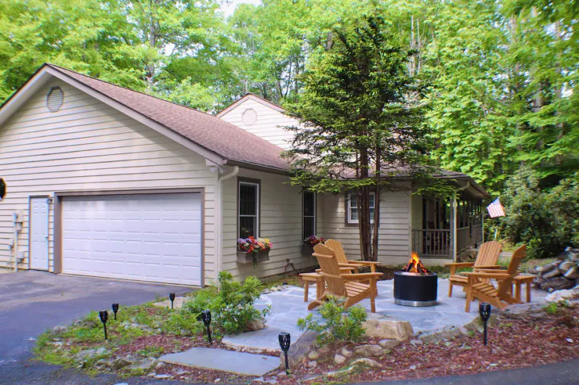 At Last! 4BR Mountain Home w/ Firepit & Private Deck in Highlands Falls CC - Image 1