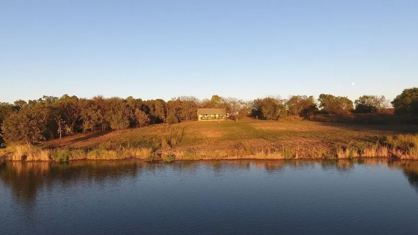 2-bedroom vacation home sitting on your own private lake for fishing/relaxing. - Image 1