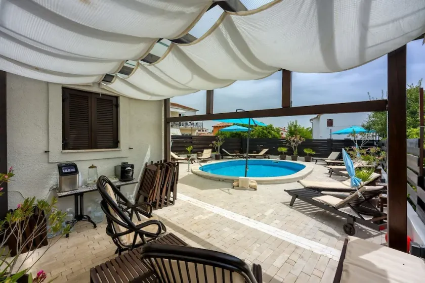 Charming apartment with balcony and pool - Image 1