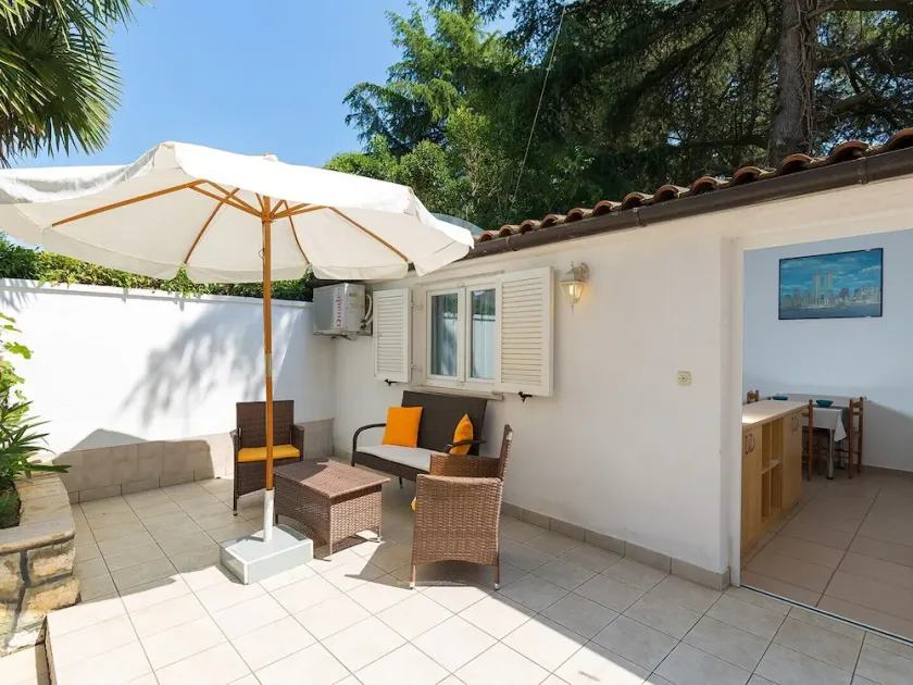 Charming Bungalow with a Terrace - Pet Friendly - Image 1