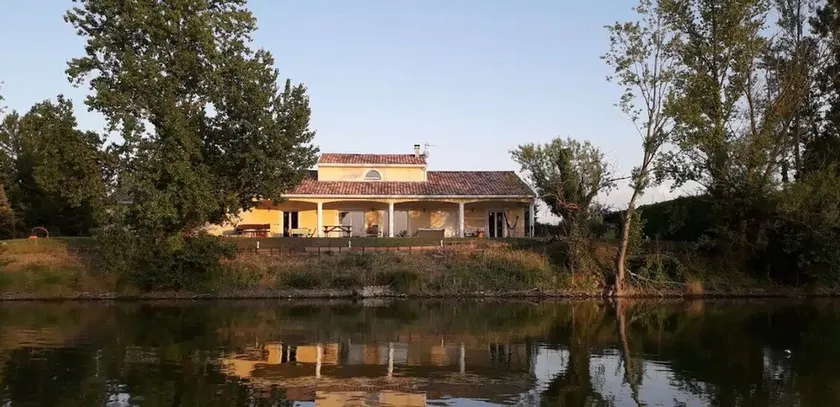 Contemporary house with heated swimming pool on the edge of a private lake... paradise - Image 1