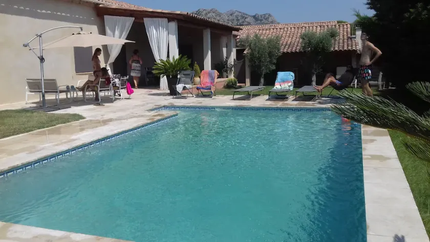 At the foot of the Alpilles mountains with direct access to the massif - Image 1