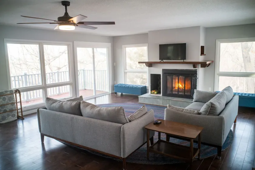 Finn's Hideaway -Modern family river home - Image 1
