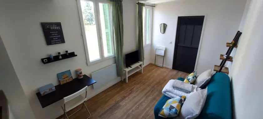 3-3 Cosy studio near train station and town center - Image 1