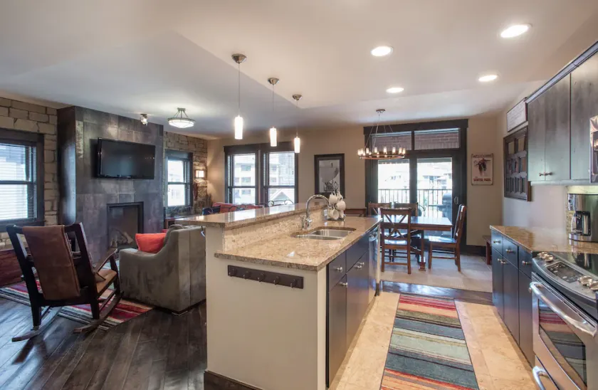 Spacious Village View Townhouse with Fireplace at Parry Peak Lofts townhouse - Image 1