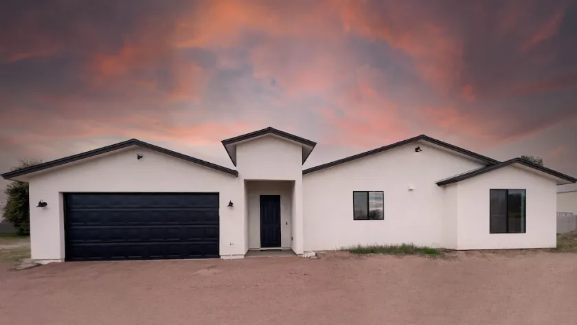 Private back house on large lot located in Gilbert! - Image 1