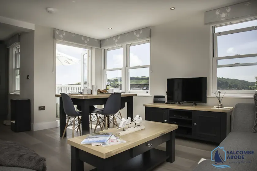 Beach View - Stylish Stay, Estuary Views & Luxury Spa Access - Image 1
