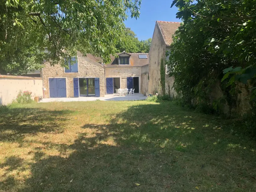 Großes Einfamilienhaus im Dorfzentrum mit großem Garten. - Image 1