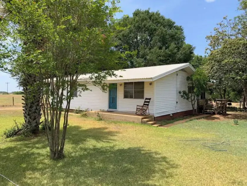 2-BEDROOM Farmhouse - Image 1