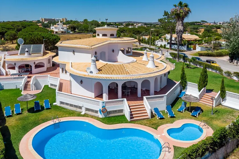 Villa Solar das Palmeiras ist eine große Villa im traditionellen Stil – ideal für große Gruppen oder Familien - Image 1