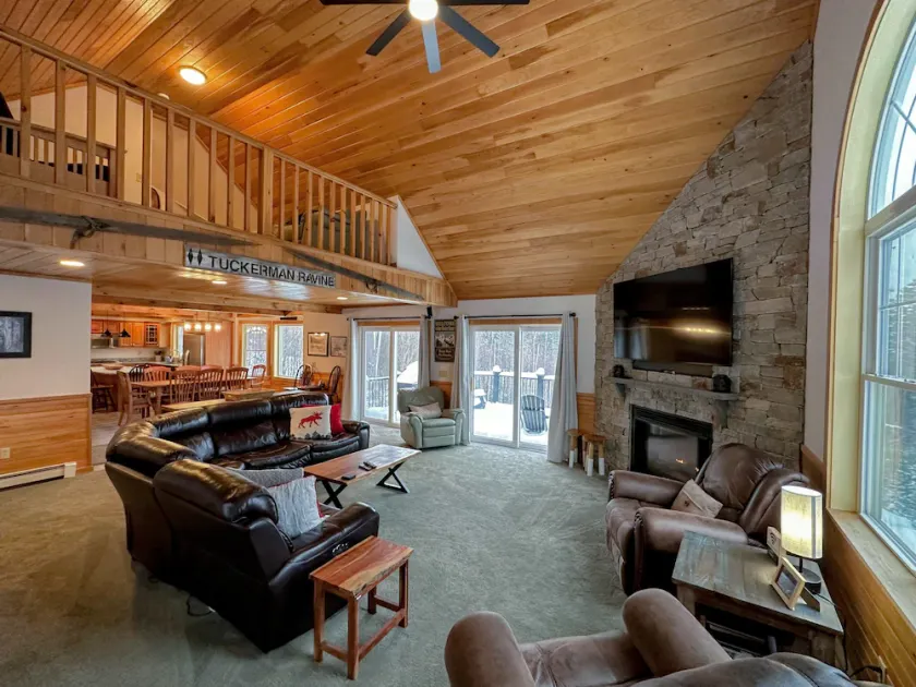 NEW Single family home with spectacular views and lots of space Privacy convenience and style - Image 1