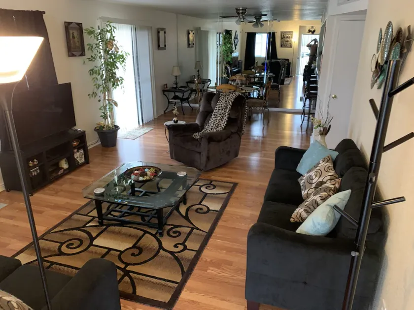 Serene 3 bedroom condo w/2 pools and hot tub near River and Casinos - Image 1
