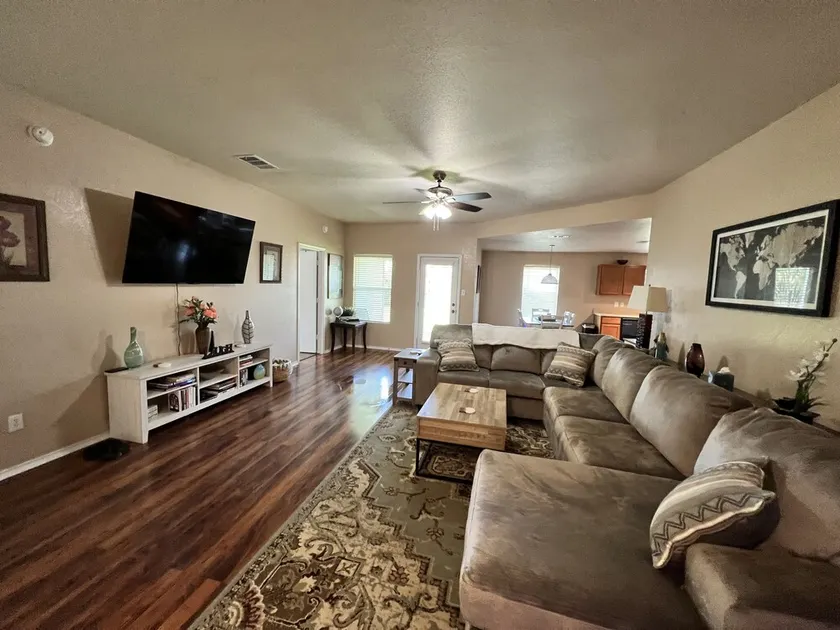 *NEW* Cheerful 4 Bedroom Home-Pet Friendly - Image 1