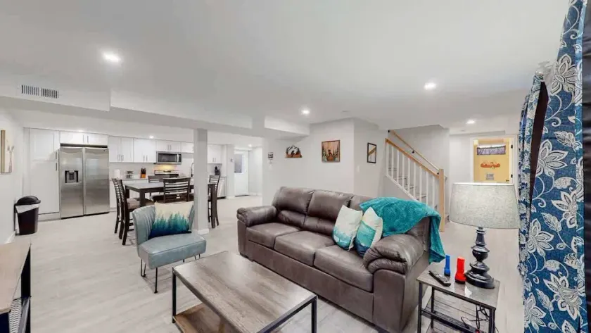 Modern & Updated Unit in Prime Location - Image 1