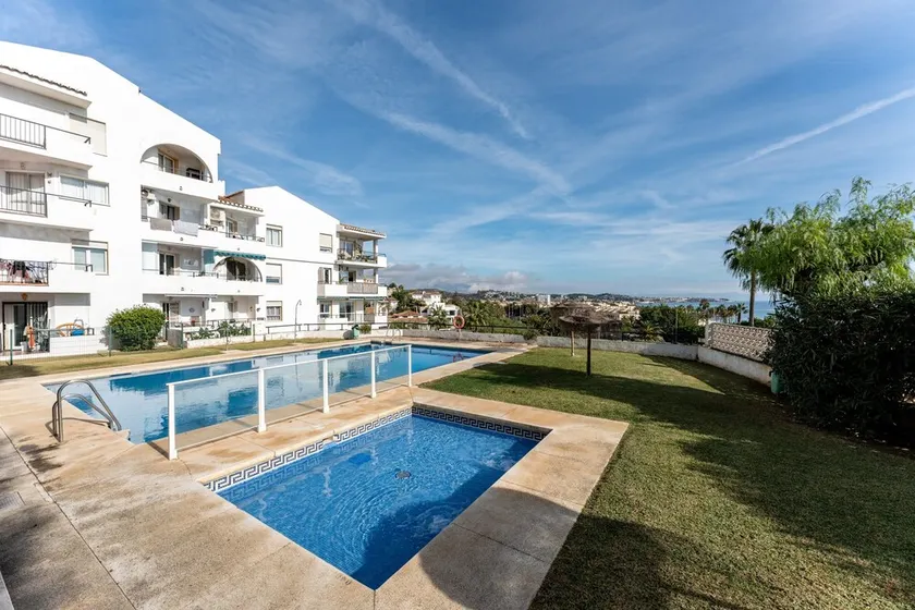 Apartamento com Excelente Localização com Vista para o Mar, Piscina & Wi-Fi - Image 1